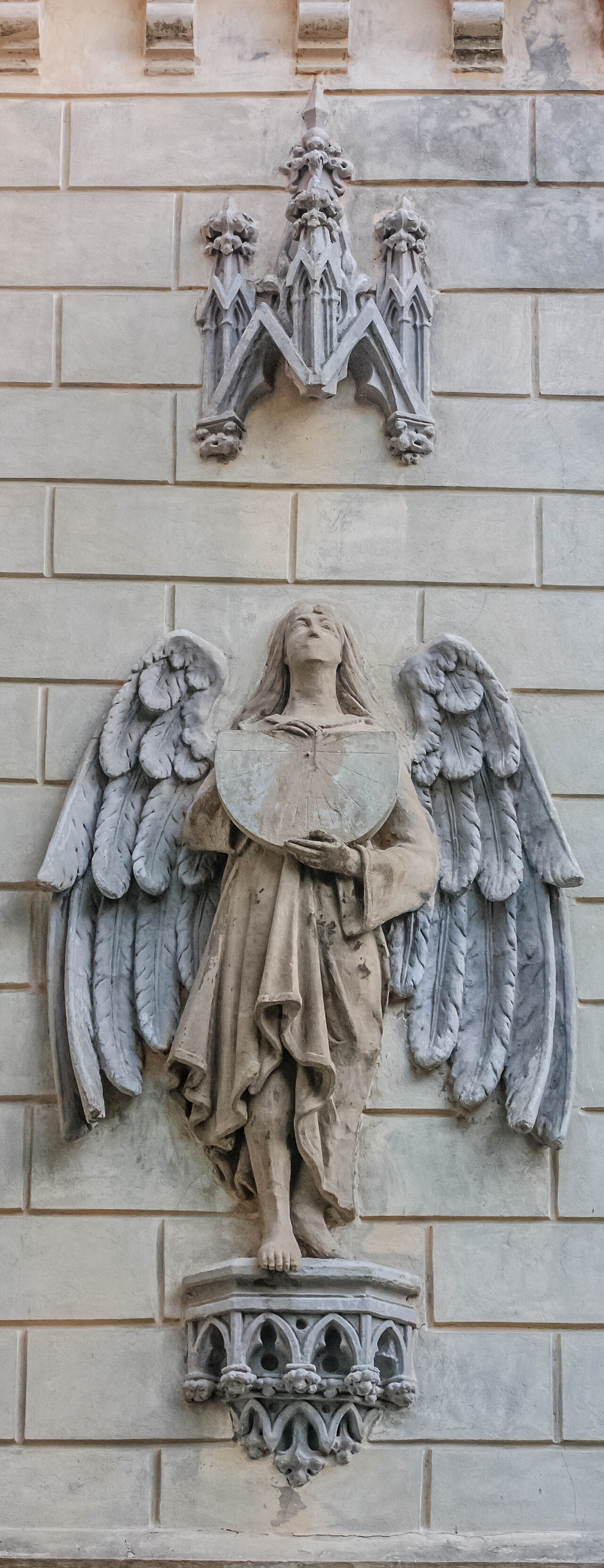 Relief de înger și mici ornamente pe fațadă.