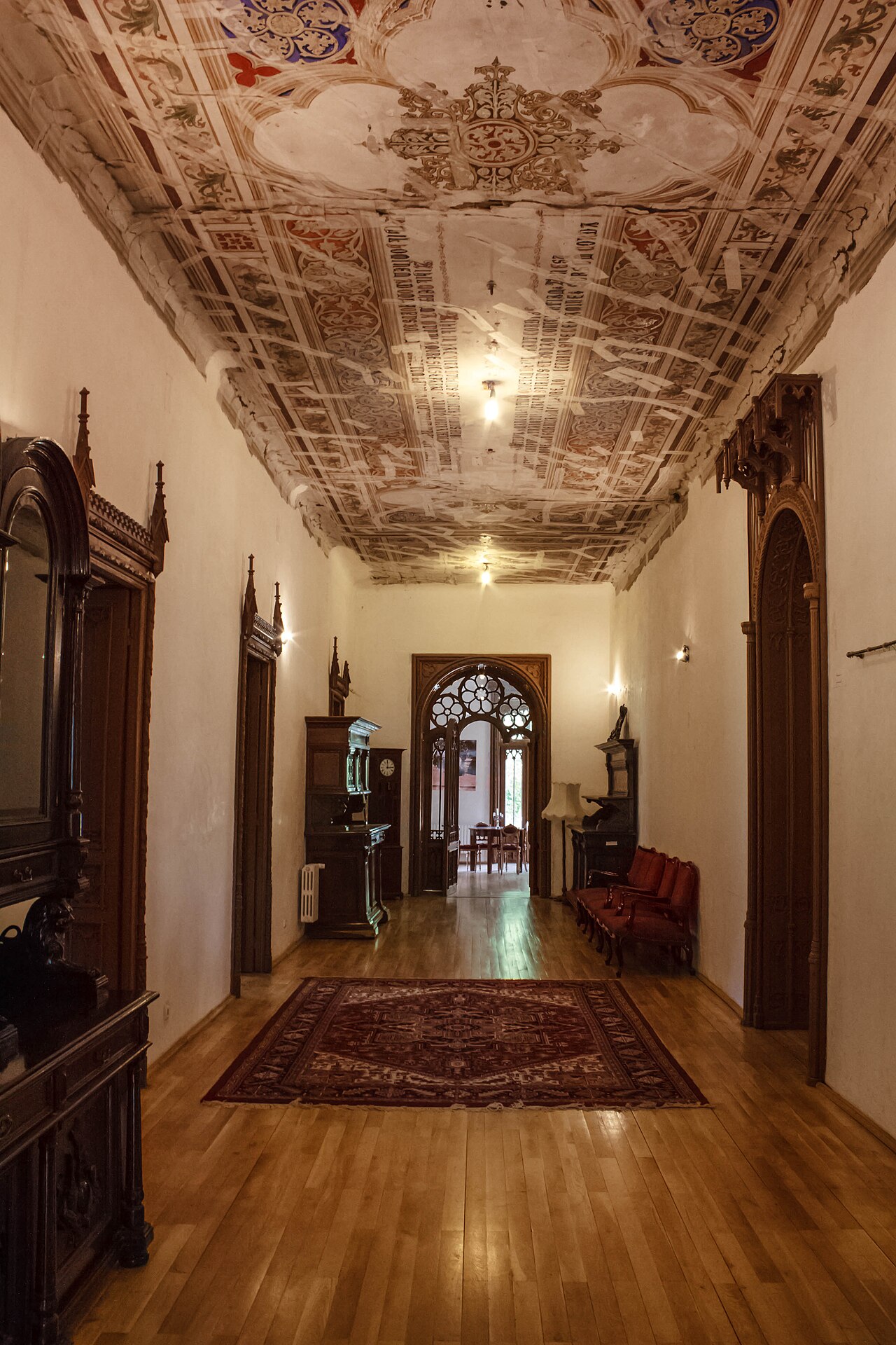 Coridor cu uși laterale și tavan pictat, perspectivă longitudinală.