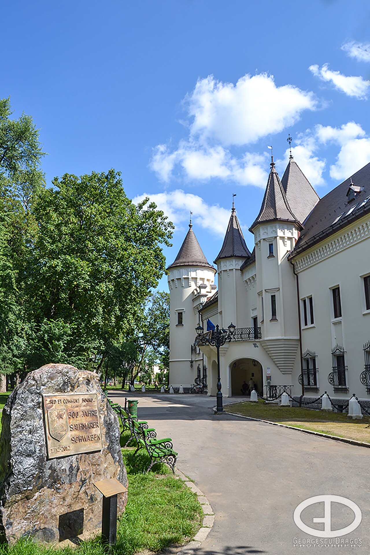 Colțul castelului, turnuri și accesul peste șanț, dinspre parc.