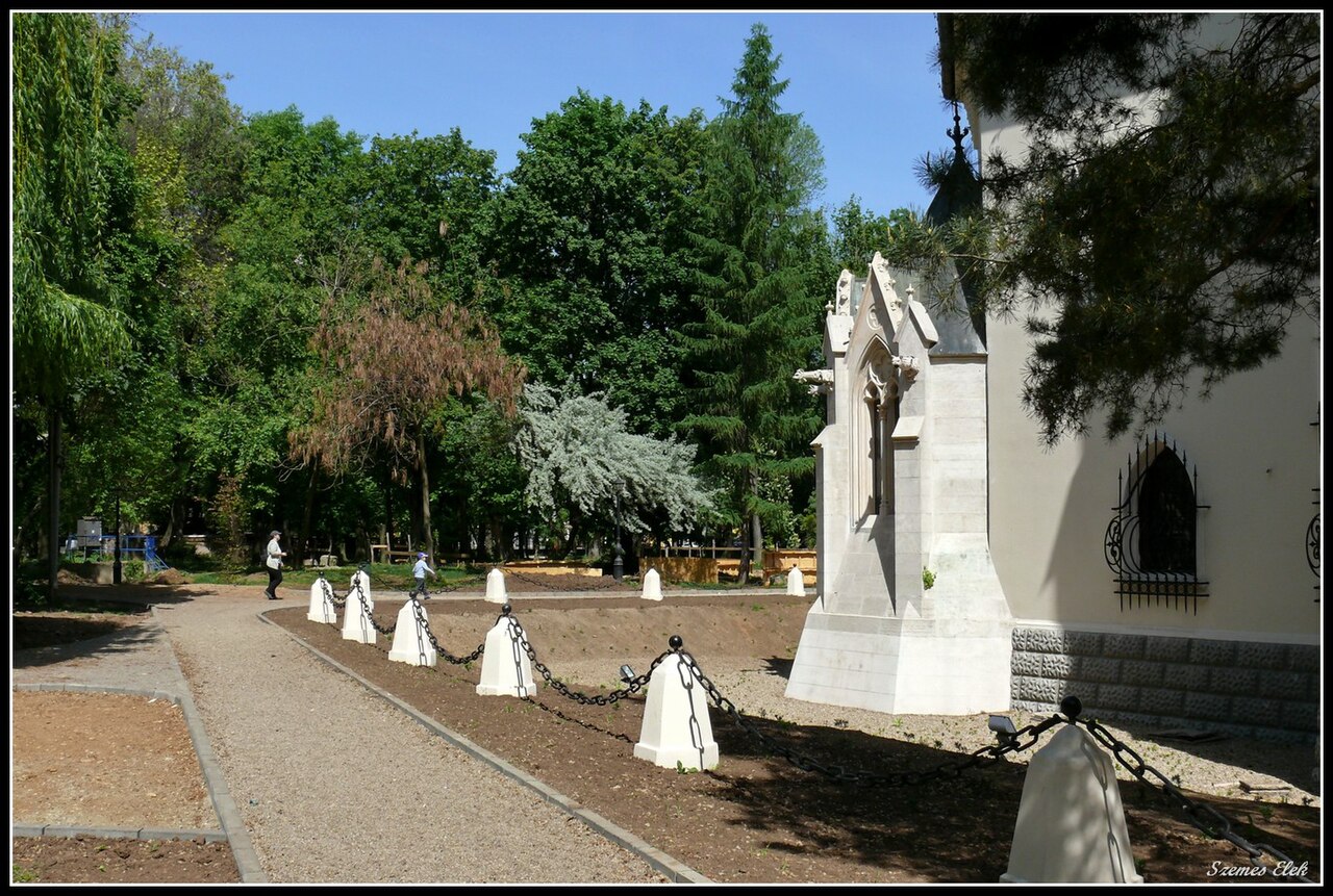 Podul de acces cu balustrade albe și șanțul din jurul castelului.