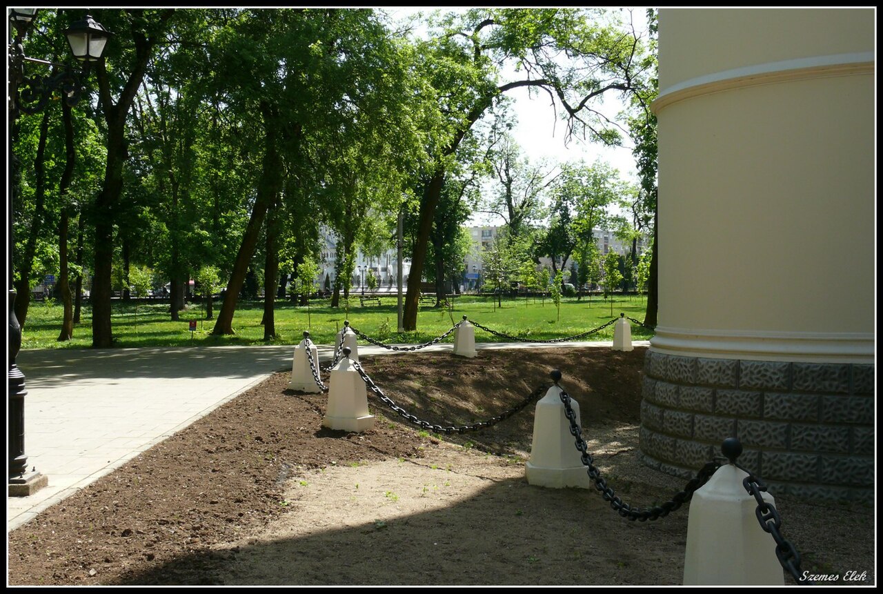 Baza curbată a turnului, panta șanțului și bornele aleii.