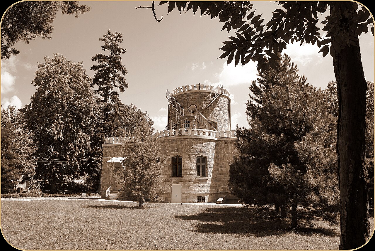 Fotografie de arhivă a fațadei din parc; stare istorică, nu reper pentru finisajul actual.