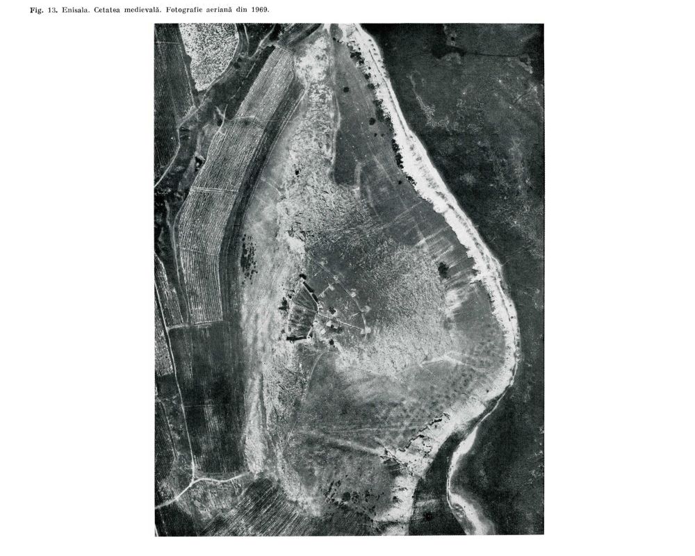 Fotografie aeriană verticală din 1969, reprodusă în publicație: conturul incintei înaintea restaurărilor recente.