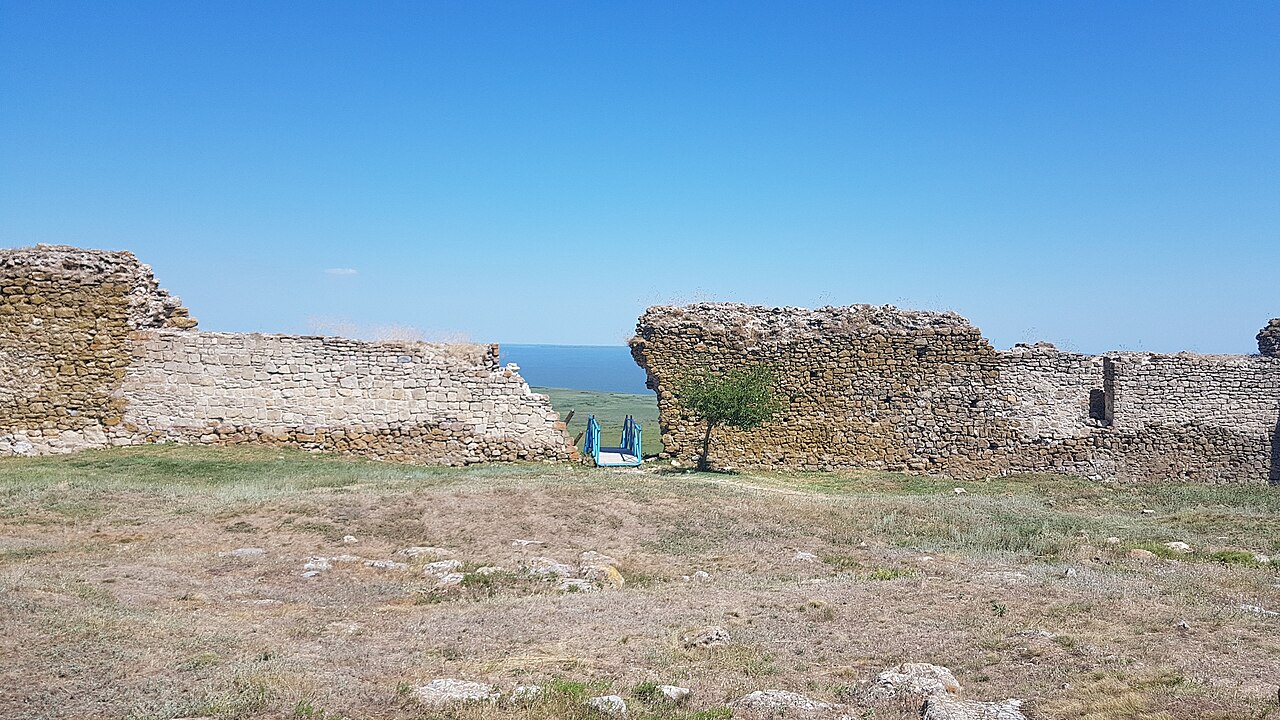 Curtină joasă și o deschidere largă, vedere din incintă.