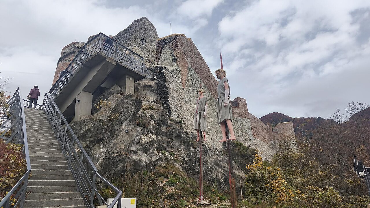 Accesul cu scară metalică și zidurile donjonului, fotografie din 2025.