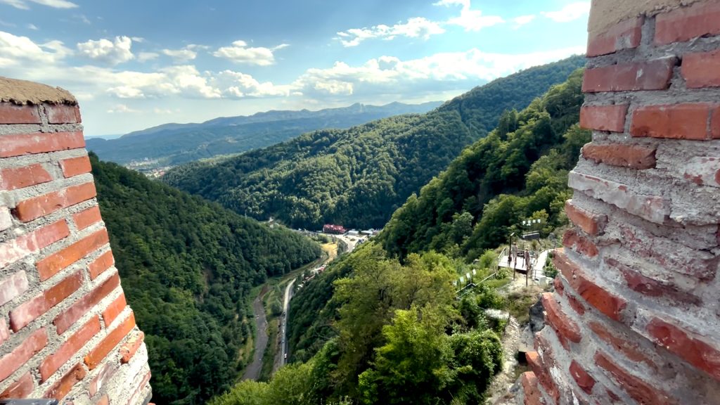 Gol între doi pereți de cărămidă, cu muchiile zidăriei și valea vizibile.
