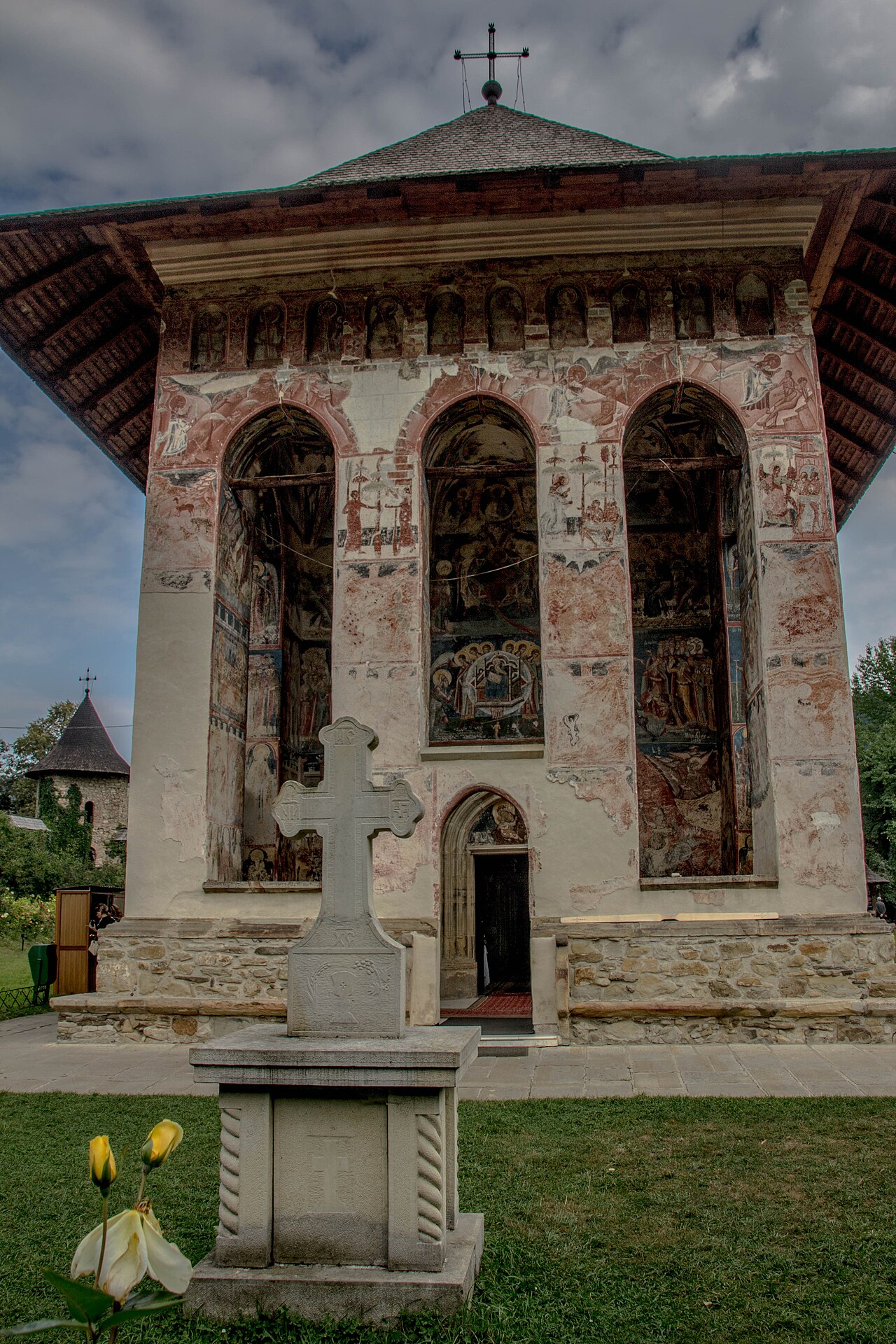 Pridvorul văzut frontal, cu arcadele și pictura exterioară.