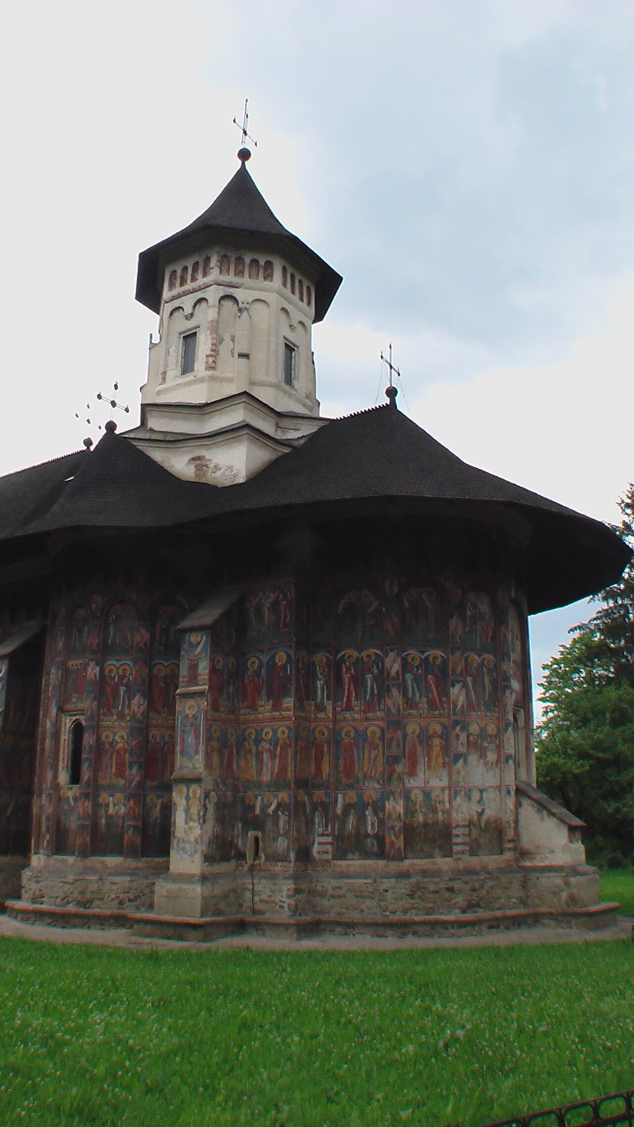 Turla și acoperișul bisericii în contraplonjeu; nu este fotografie aeriană.