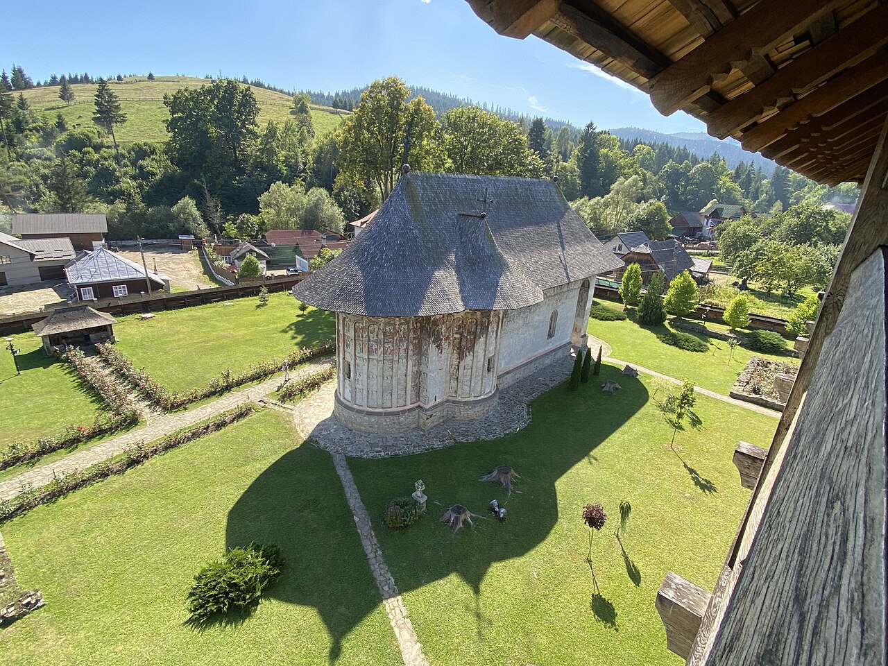 Biserica și acoperișul văzute de la nivelul superior al turnului lui Vasile Lupu.