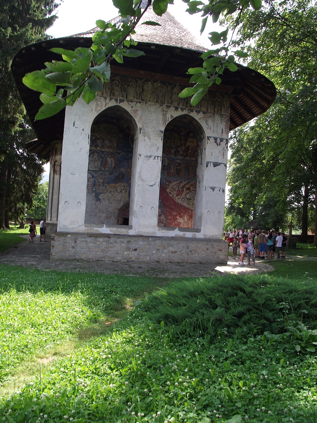 Arcadele pridvorului și pictura dintre deschideri, vedere frontală.