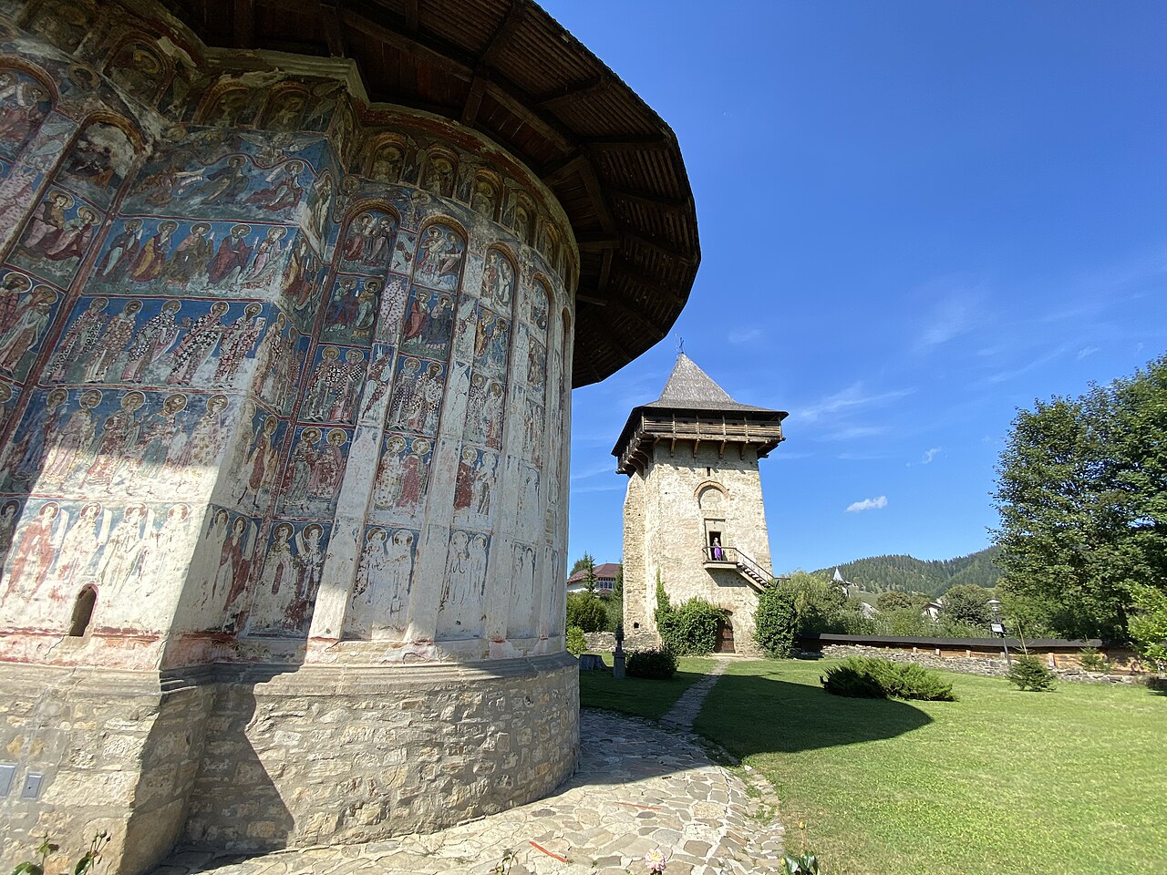 Soclul și curbura absidei, cu turnul lui Vasile Lupu în fundal.