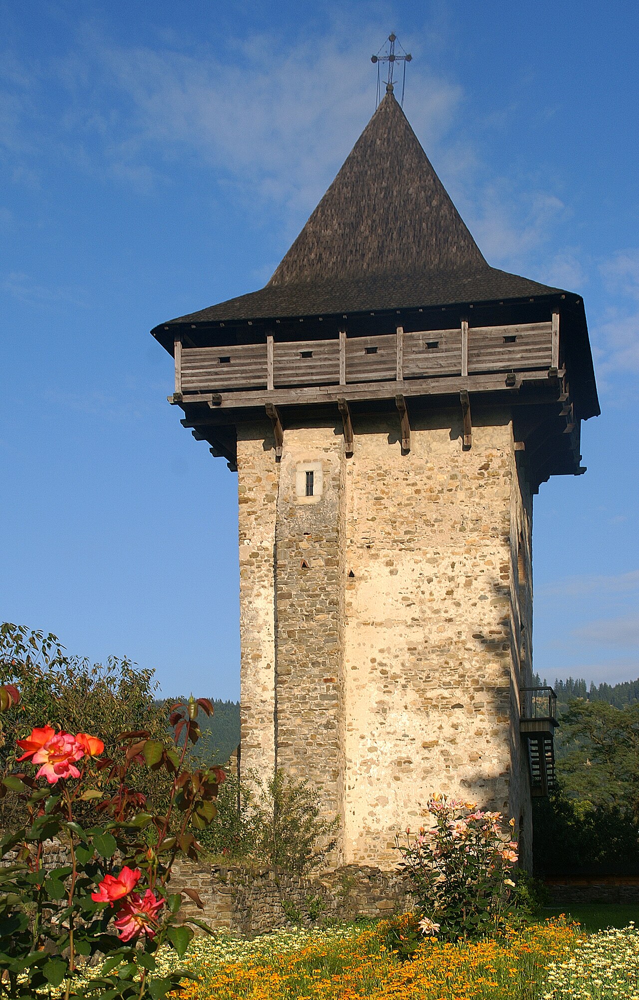 Fața fără scara exterioară a turnului, cu galerie superioară de lemn.