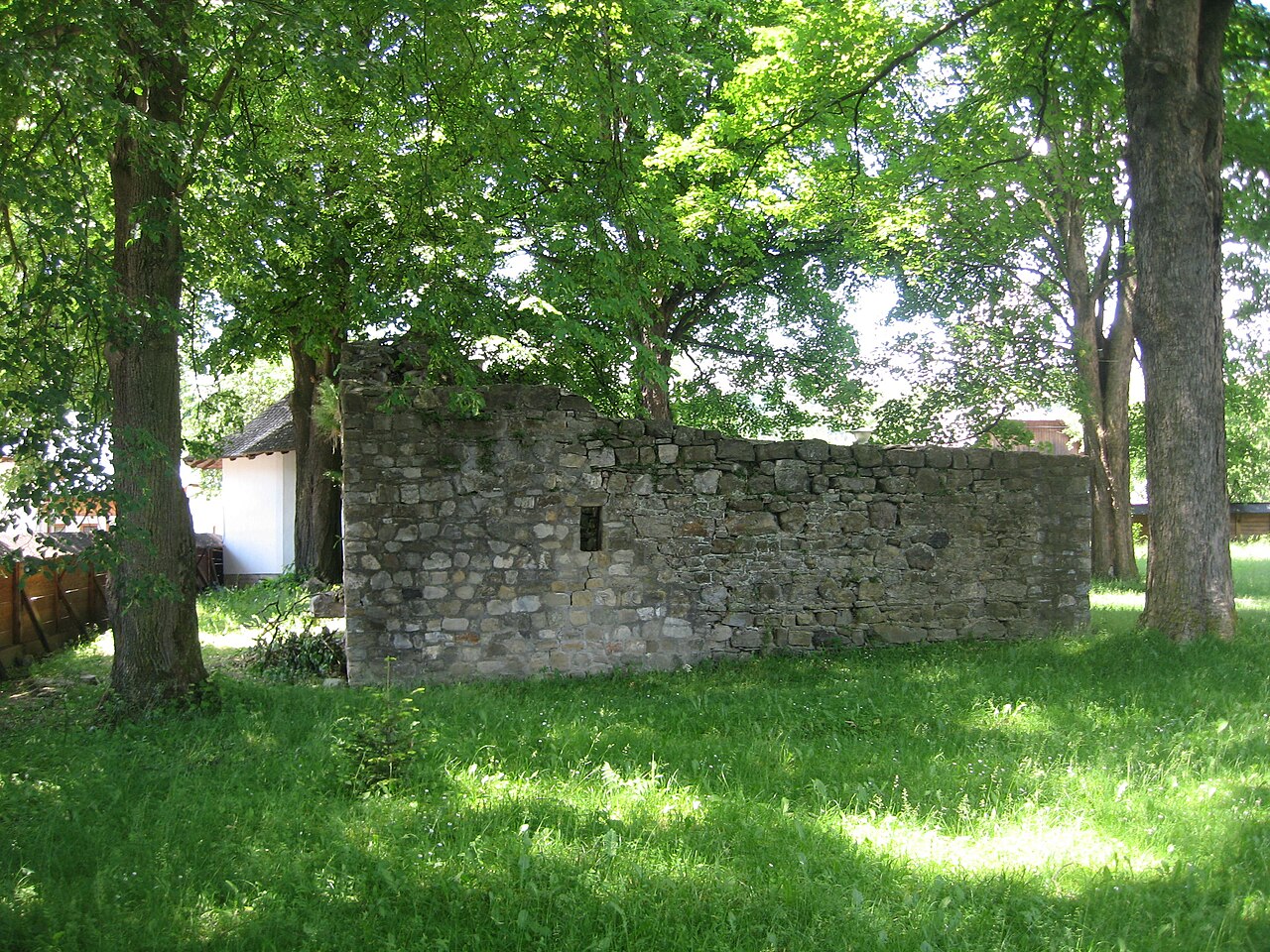 Fragment al ruinelor caselor mănăstirești din incinta actuală.