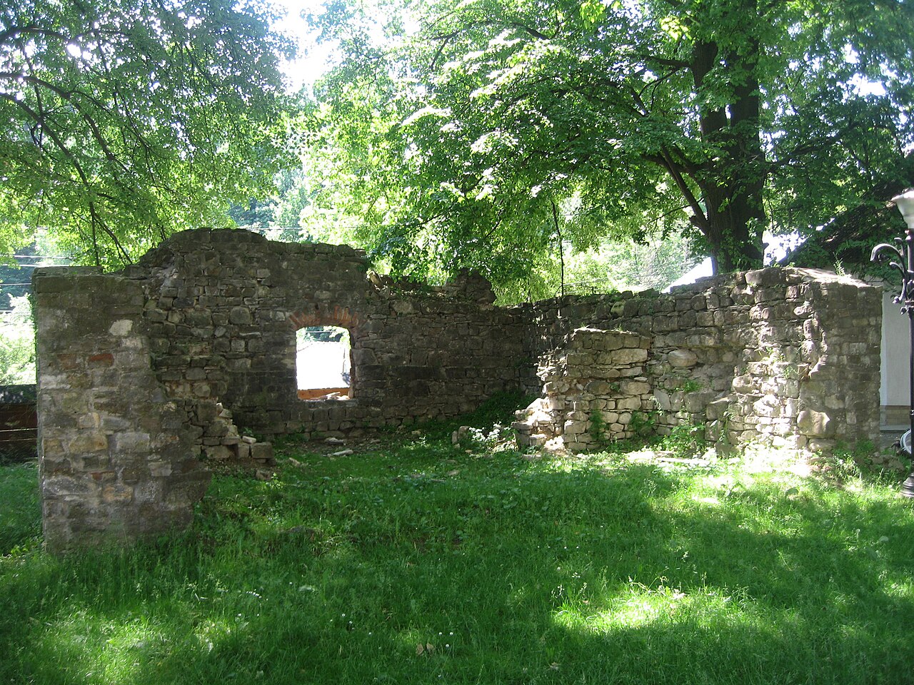 Ruine cu gol de fereastră și zidărie de piatră, vedere apropiată.