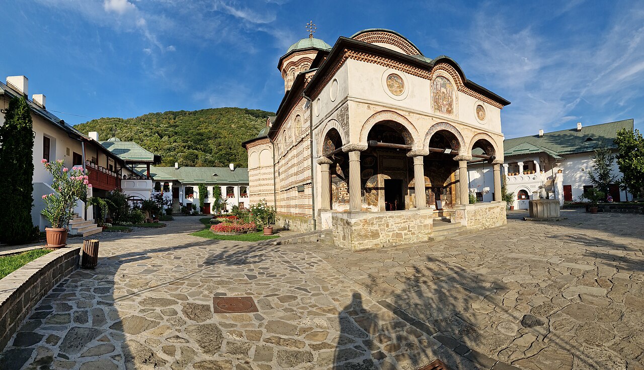 Biserica principală cu pridvorul deschis și corpurile de incintă, vedere oblică din curte.