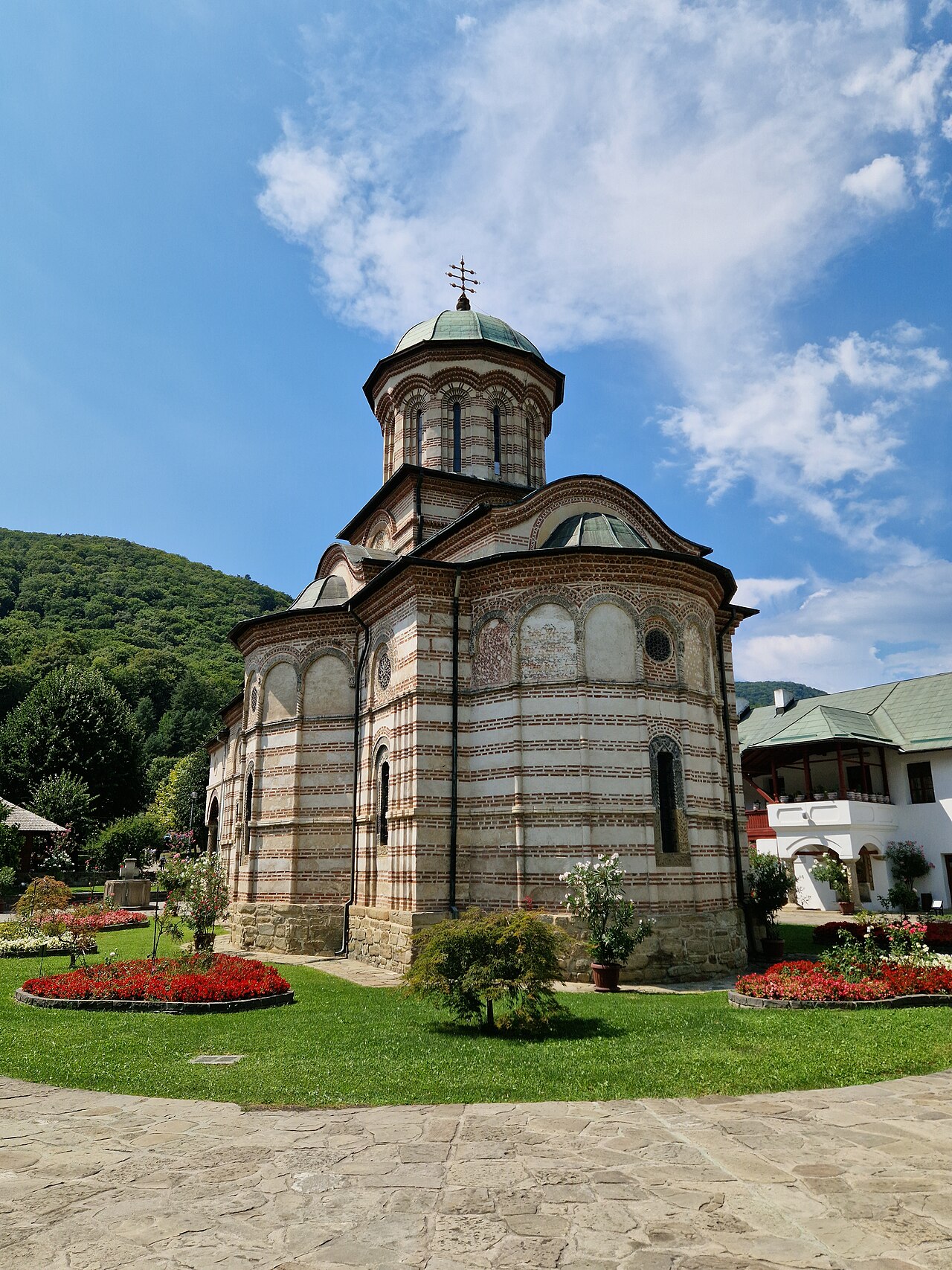 Absida bisericii văzută frontal, cu turlă și ferestre.