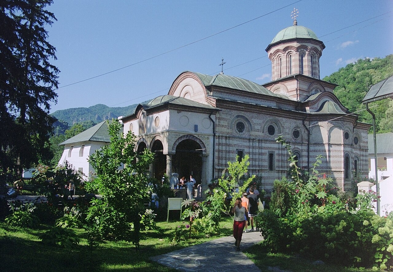 Pridvorul și turla văzute oblic, cu învelitoarea bisericii.