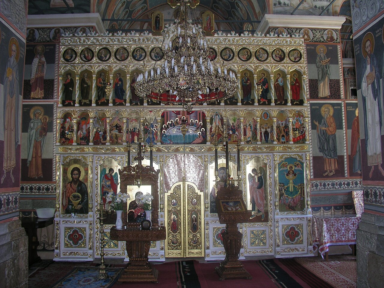 Iconostasul și racordul cu bolta, vedere frontală din interior.