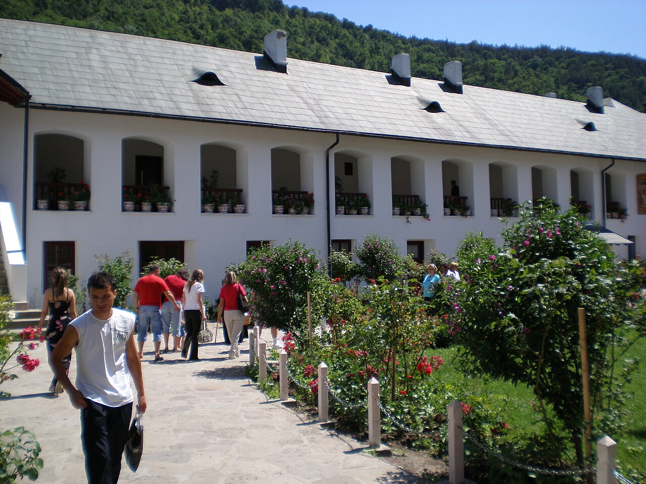 Fațada lungă a aripii de chilii, ferestre și șir de coloane.