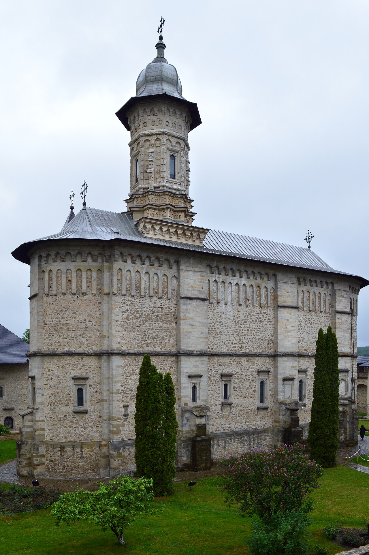 Biserica mare văzută oblic, cu proporțiile verticale și turlă.