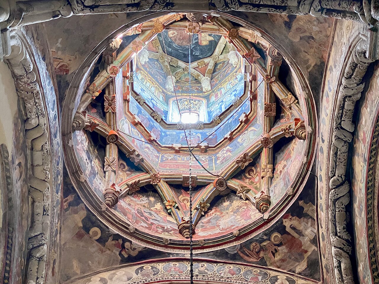 Interiorul turlei și bolților pictate, văzute în sus; nu este vedere aeriană.