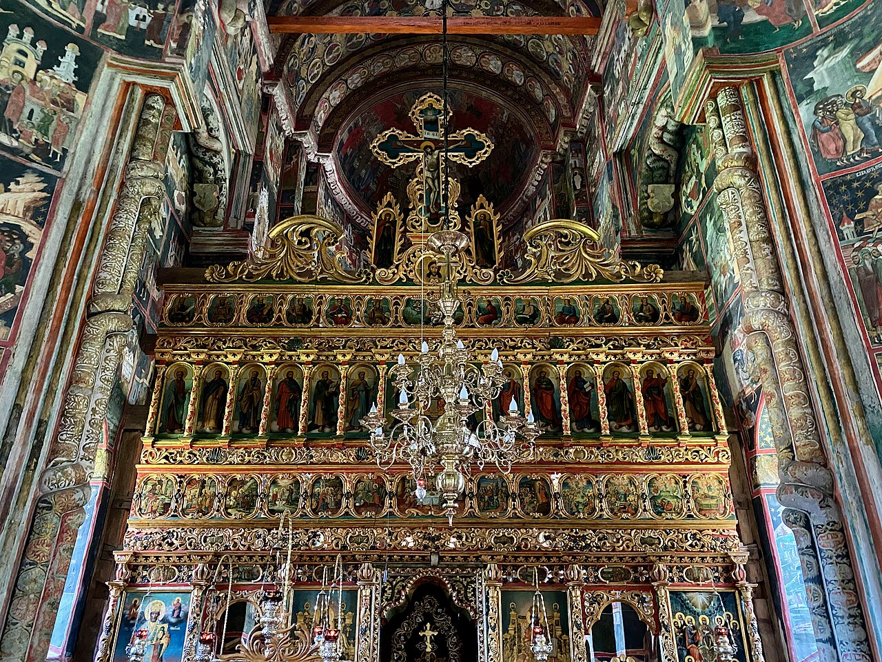 Iconostasul bisericii mari și pictura bolții, vedere din naos.