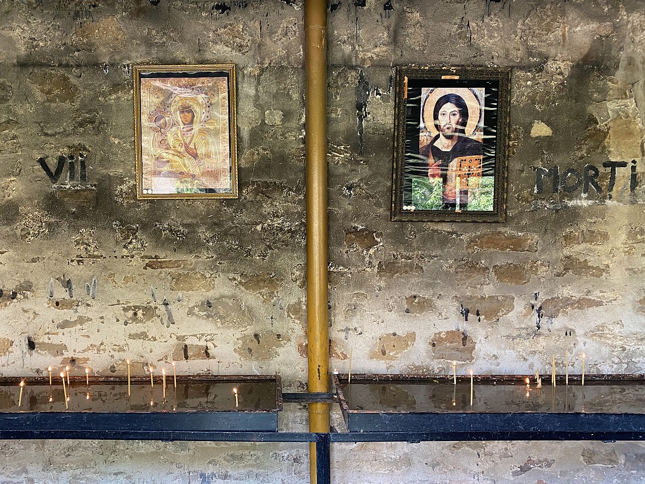 Perete interior și gol de fereastră cu pictură murală parțială.
