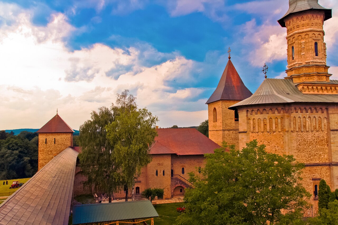 Biserica mare, turnurile și acoperișurile corpurilor incintei văzute de la înălțime.