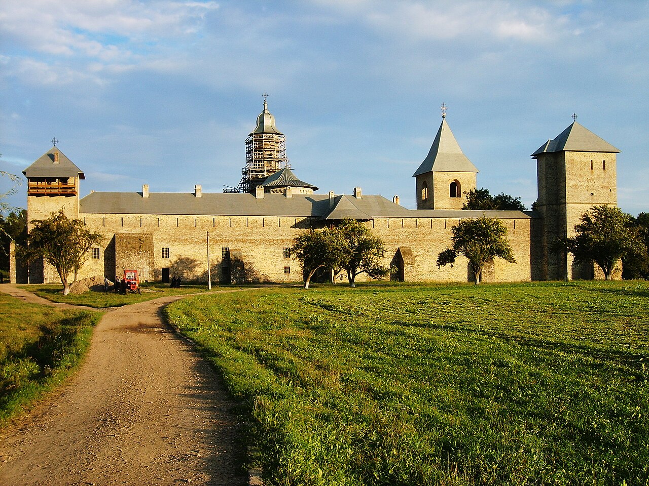 Ansamblul fortificat văzut din exterior, cu turnuri de colț și turla bisericii mari.