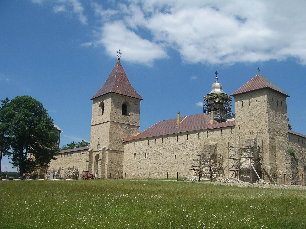 Turnurile și zidurile incintei văzute oblic din exterior.