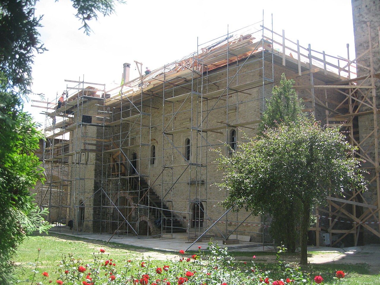 Corpul de piatră din curte și racordurile de acoperiș, în timpul restaurării.