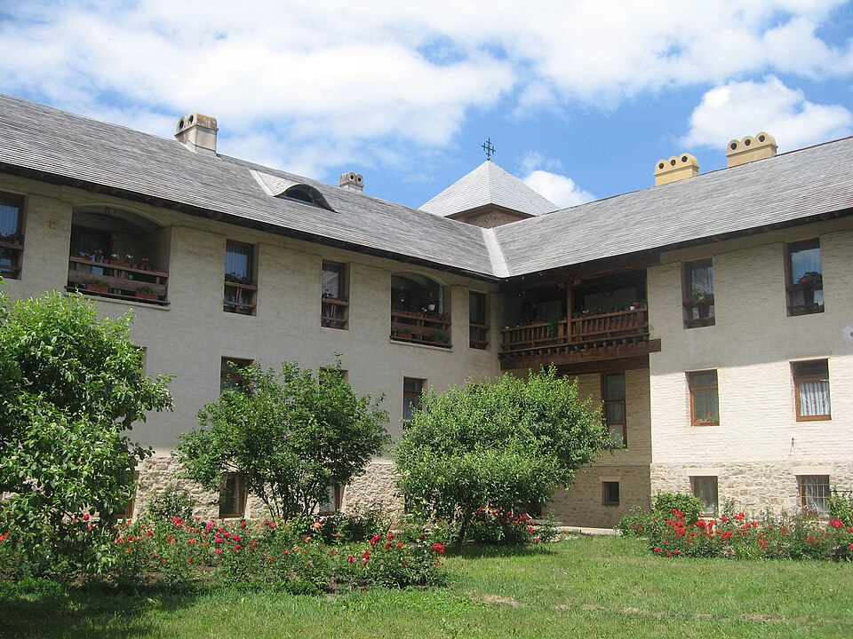 Colț al aripilor de chilii, cu galerie de lemn și două niveluri.