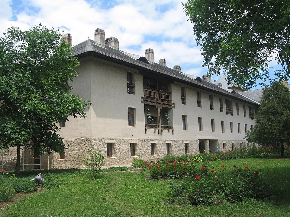 Aripa lungă de chilii, galerie și ferestre, vedere din curte.