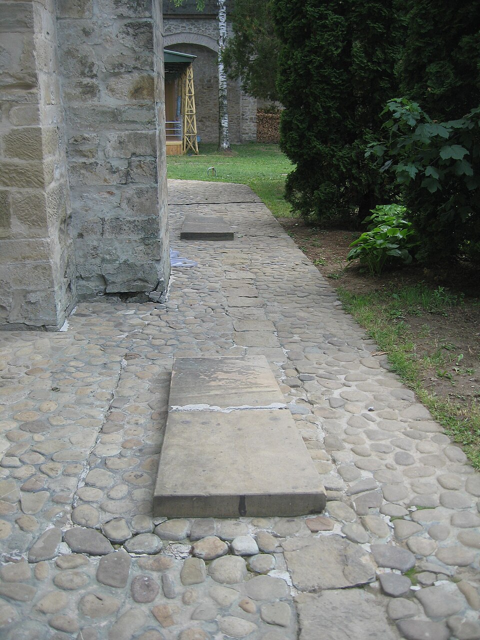 Soclul de piatră și pardoseala din jurul bisericii mari, vedere longitudinală.