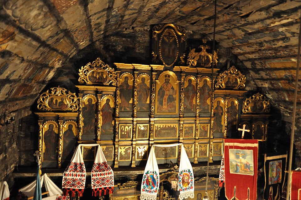Iconostasul și bolta pictată a bisericii, vedere din interior.