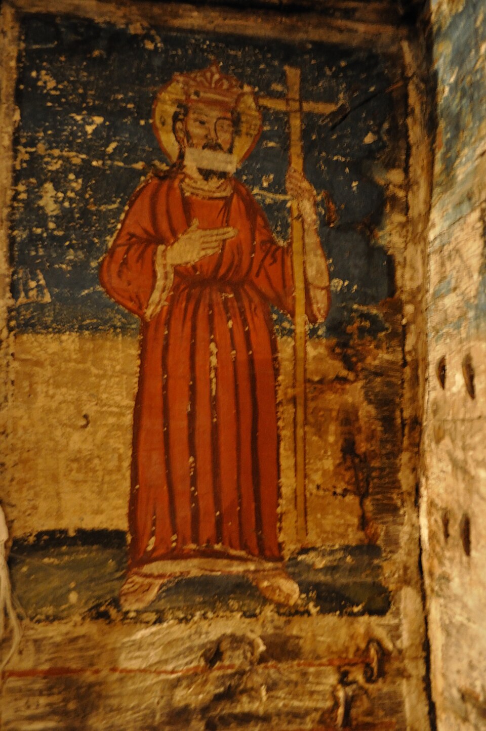 Detaliu vertical al picturii interioare, cu textura lemnului.