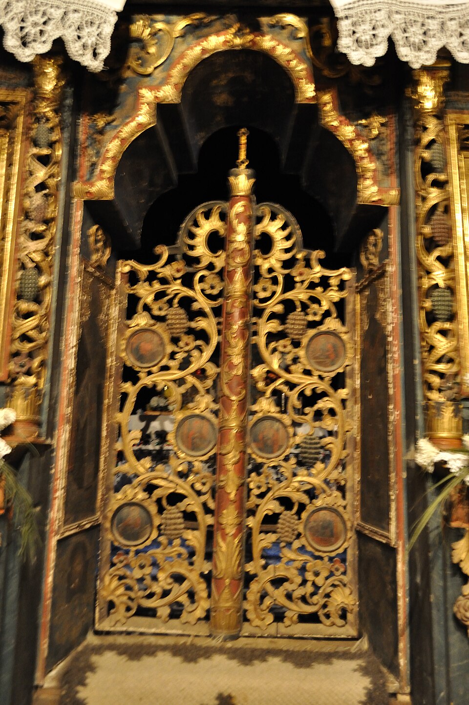 Ușile împărătești ale iconostasului, cu sculptură și decor aurit.