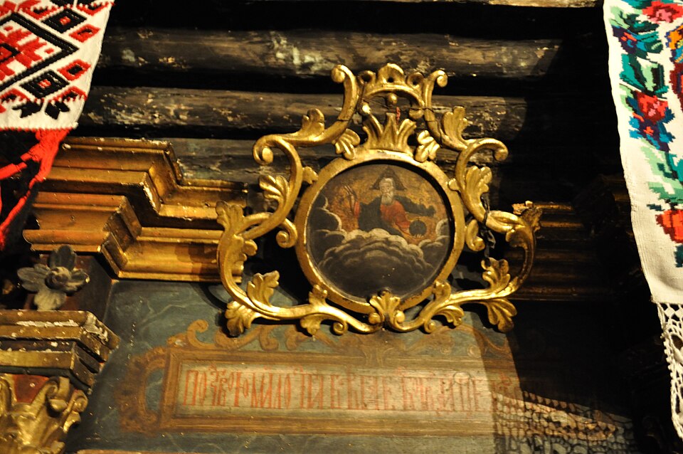 Detaliu sculptat și pictat al iconostasului.