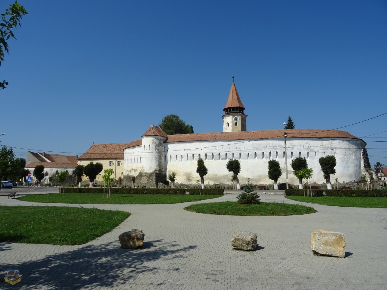 Incinta fortificată și turnul bisericii, vedere oblică din exterior.