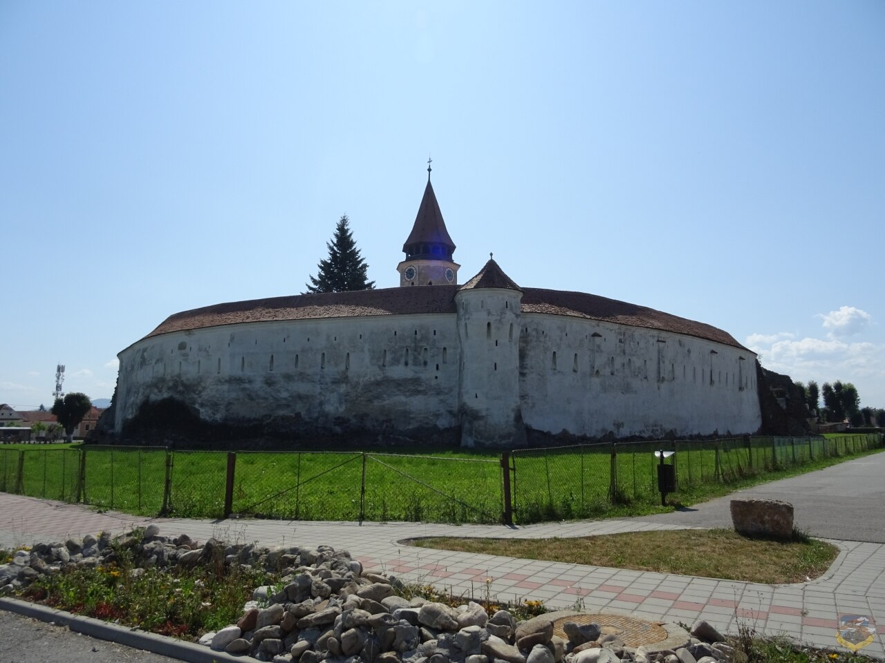 Zidul exterior și un turn de apărare, dinspre colțul incintei.