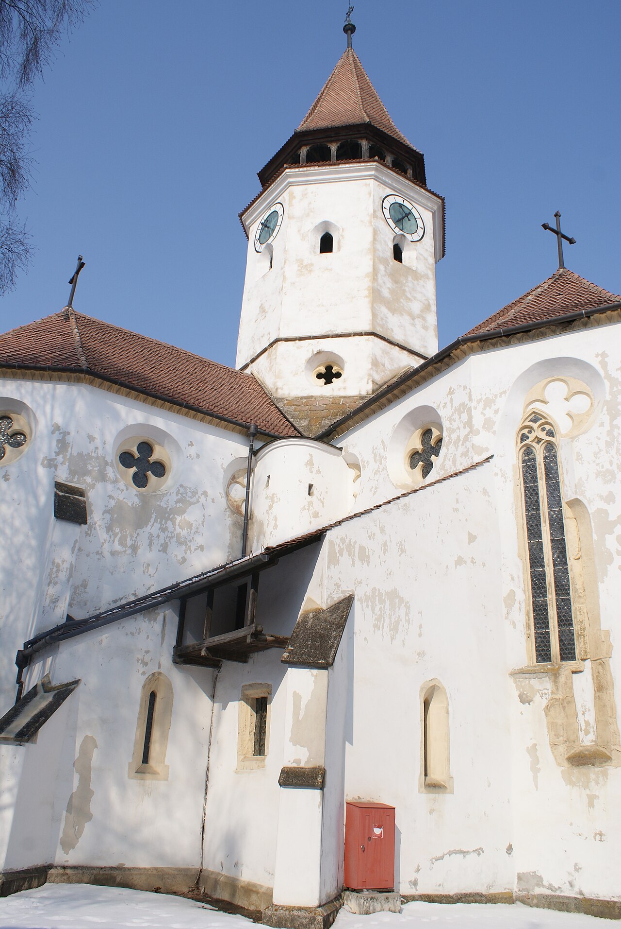 Biserica și turnul central, vedere oblică din curte, dinspre nord-est conform titlului sursei.