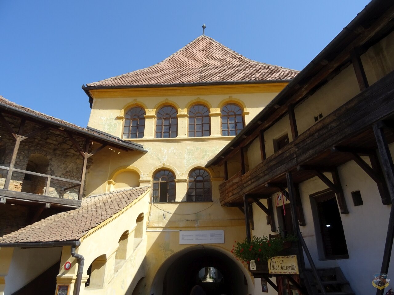 Corpul porții văzut din curte: scară, arcade și ferestre.
