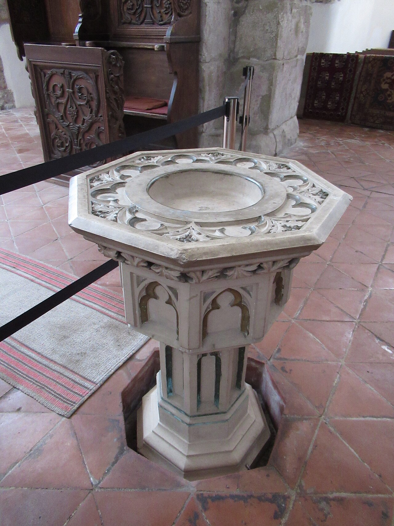 Cristelniță sculptată și baza sa, detaliu interior.