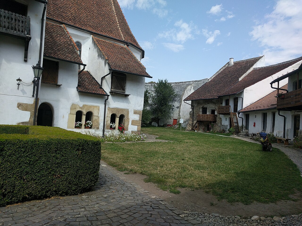 Biserica și camerele perimetrale, vedere din curte.
