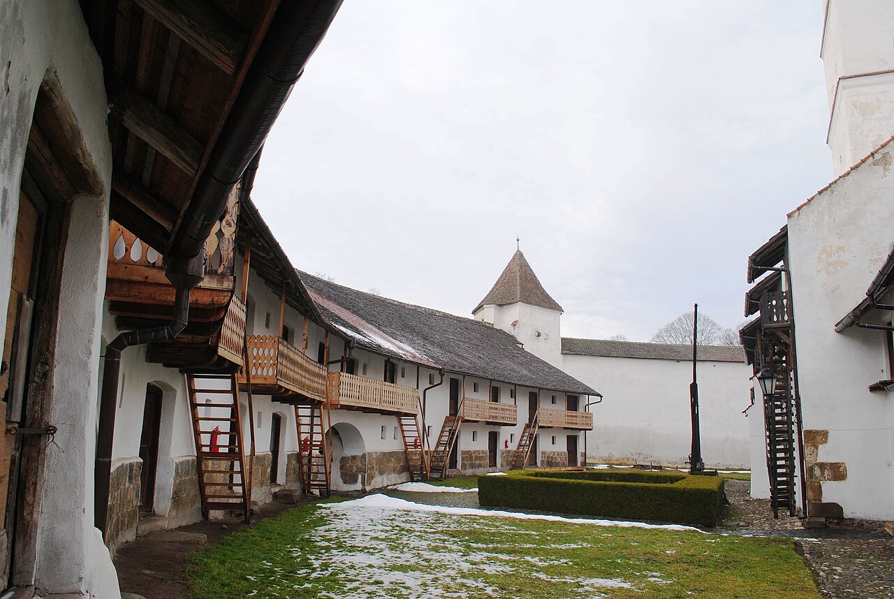 Curtea, galerii și camere de refugiu, vedere longitudinală.