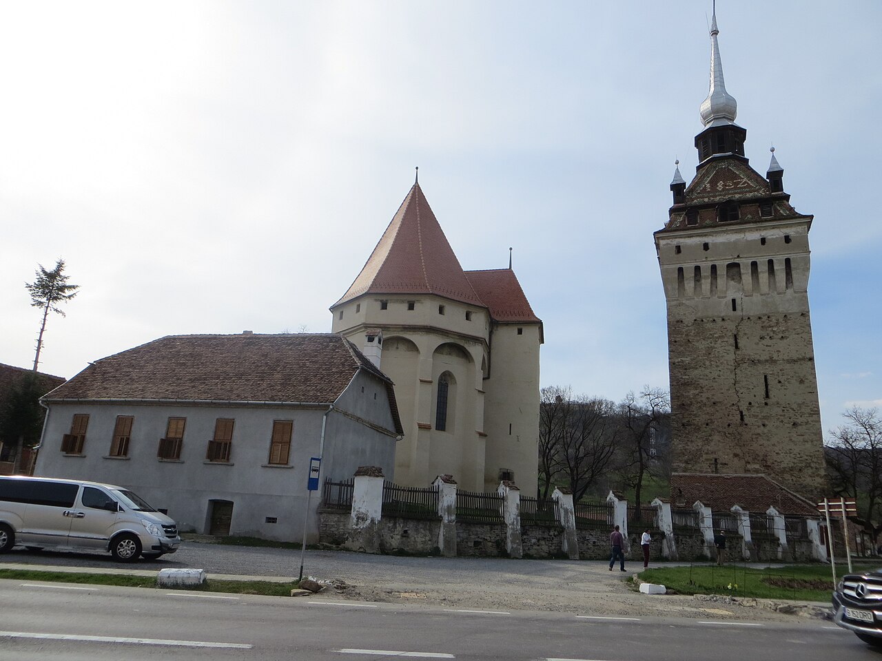 Biserica și turnul cu ceas alăturat, vedere de ansamblu de la stradă.