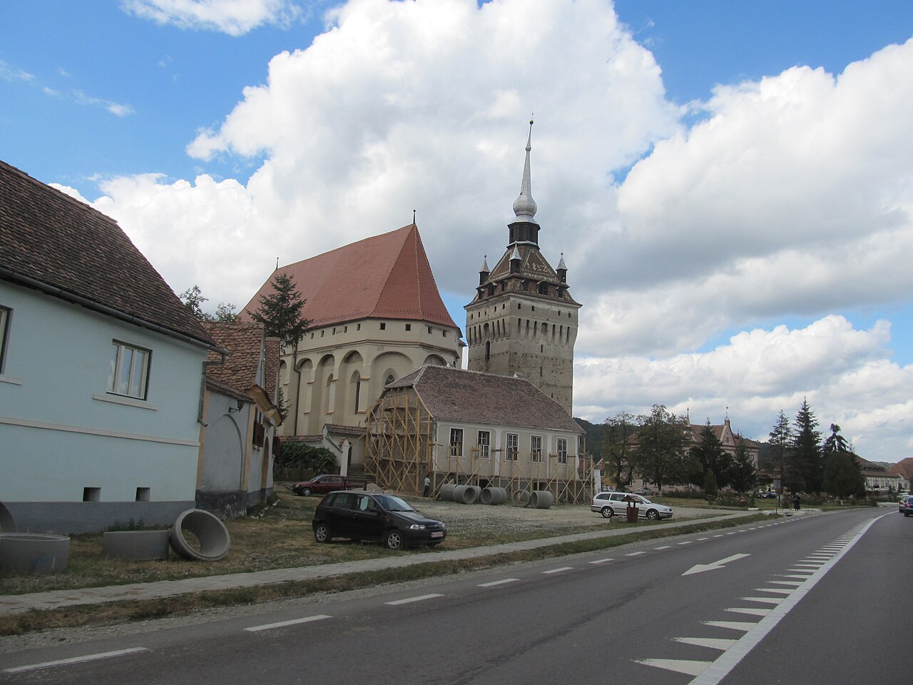 Biserica și turnul din perspectiva drumului, cu relația dintre volume.