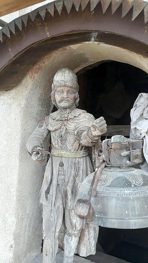 Statueta din nișa turnului, vedere apropiată.