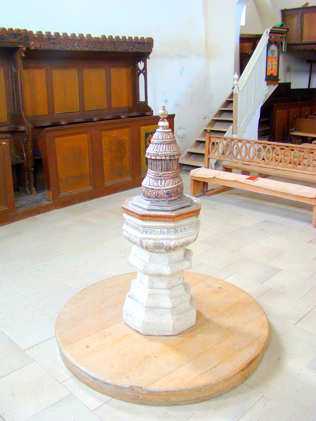 Cristelnița și soclul circular, detaliu interior.