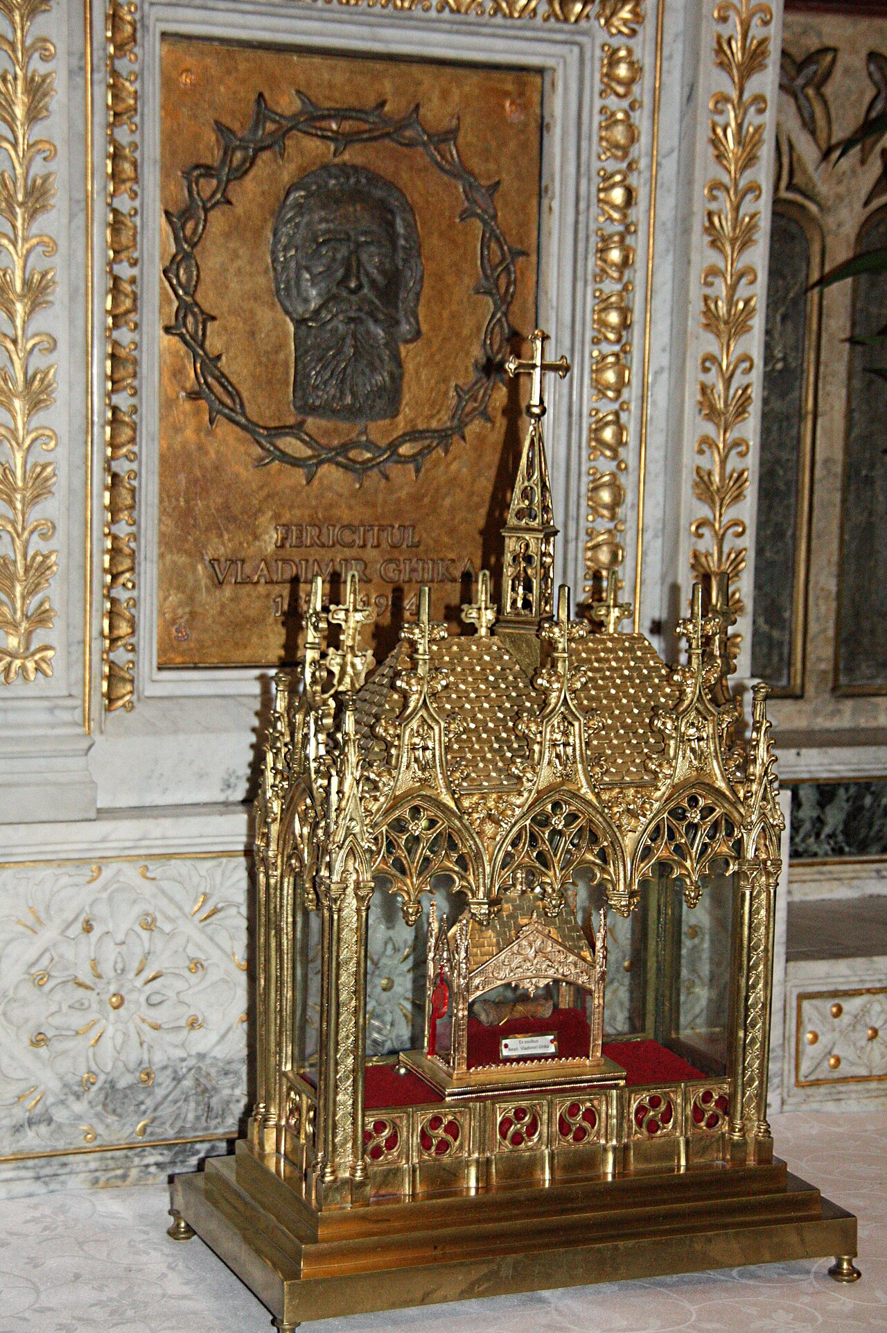Altar lateral cu relicvariul și decorul dedicat Fericitului Vladimir Ghika.